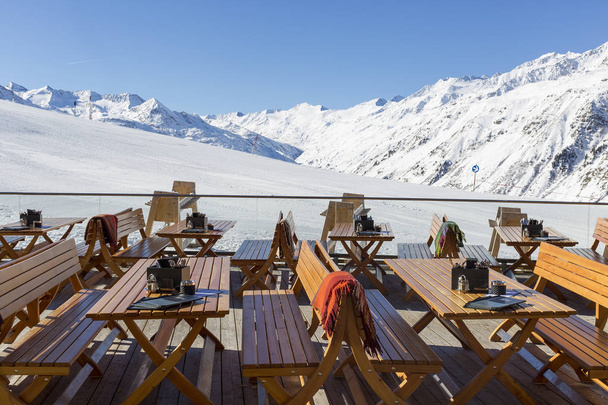 Restaurante moderno Terraza en una estación de esquí austriaca
 - Foto, imagen