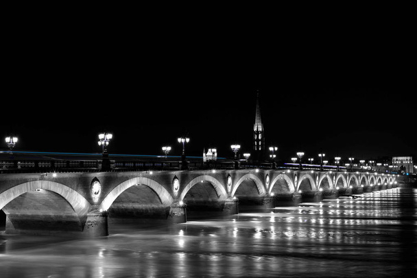 Pont de pierre et tramway moderne de nuit Bordeaux, Γαλλία. Τουρισμός - Φωτογραφία, εικόνα