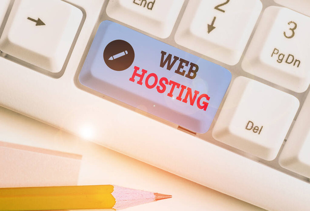 Znak tekstowy pokazujący Web Hosting. Konceptualny biznes fotograficzny polegający na udostępnianiu przestrzeni dyskowej i dostępu do stron internetowych. - Zdjęcie, obraz