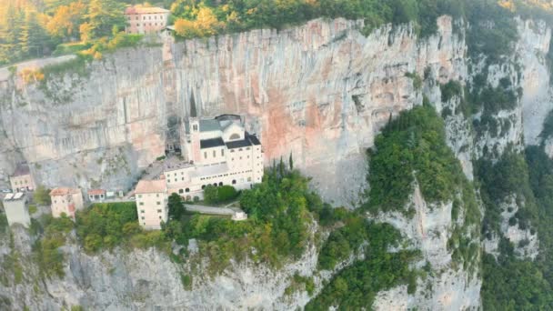 Luftaufnahme des Heiligtums der Madonna della Corona, Italien. die in den Felsen gebaute Kirche. - Filmmaterial, Video