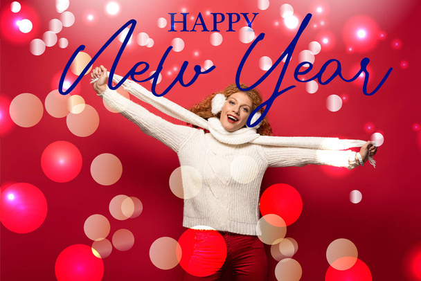 belle femme gaie posant en tenue d'hiver sur rouge avec un lettrage heureux nouvelle année
 - Photo, image