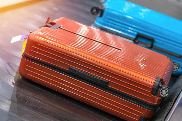 Maleta o equipaje con cinta transportadora en el aeropuerto - Foto, Imagen