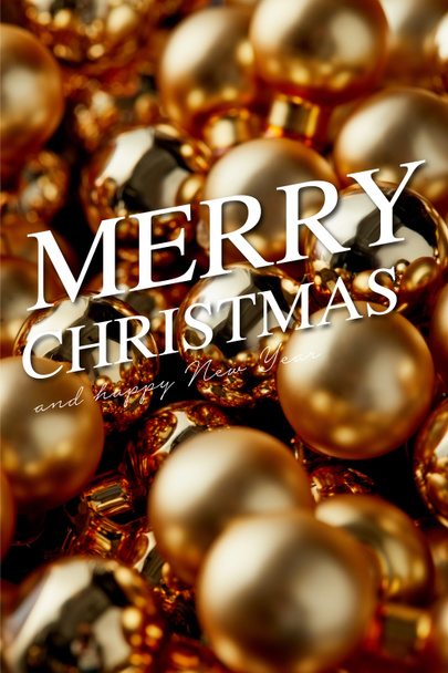vista da vicino di lucide bagattelle natalizie dorate con allegra illustrazione natalizia
 - Foto, immagini