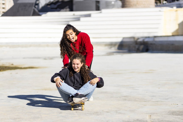 Deux beaux adolescents jouant avec le skateboard au parc sakte
 - Photo, image