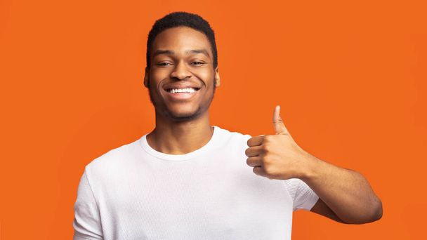 zwarte man tonen duim omhoog en glimlachen - Foto, afbeelding