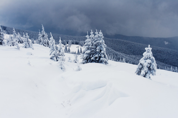 Naplemente a téli hegyekben - Fotó, kép