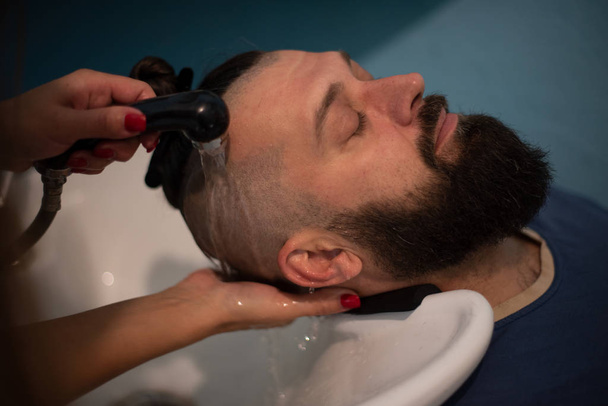 Hipster masculino en peluquería peluquero en corte de pelo de moda
. - Foto, imagen