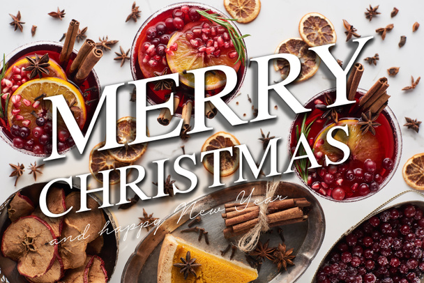 vue de dessus des cocktails de Noël avec orange, grenade, cannelle, tarte sur plateau, pommes sèches et canneberge congelée avec joyeux Noël et heureuse illustration de nouvelle année
 - Photo, image