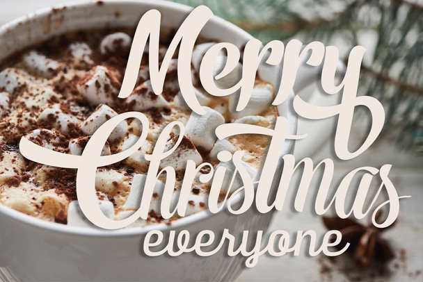 close up uitzicht op kerst cacao met marshmallow en cacao poeder in mok met vrolijk kerstfeest iedereen belettering - Foto, afbeelding