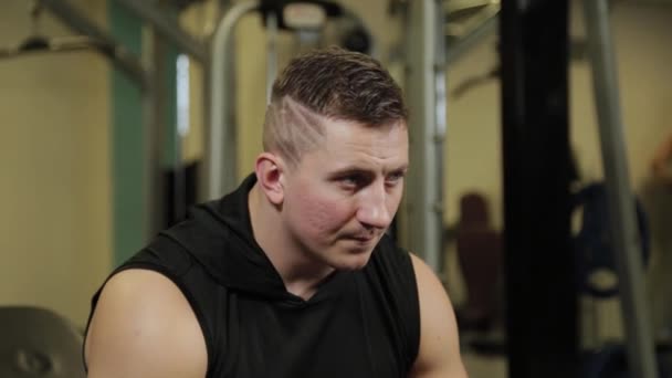 Professional athlete adjusts before exercise. - Materiał filmowy, wideo