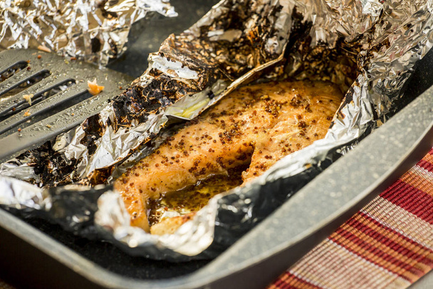 cook salmon in foil close up - Foto, Bild