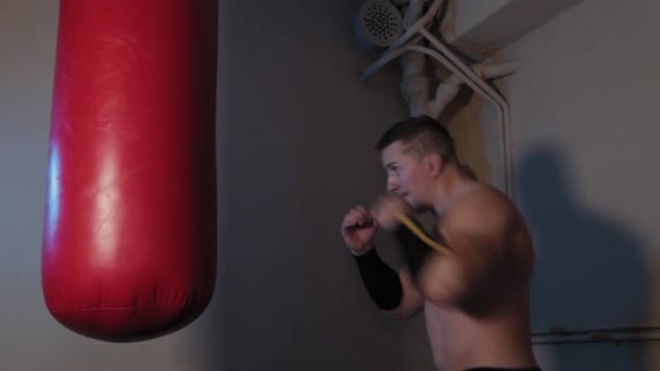 Masculino boxer bate saco de perfuração no ginásio de boxe
. - Filmagem, Vídeo