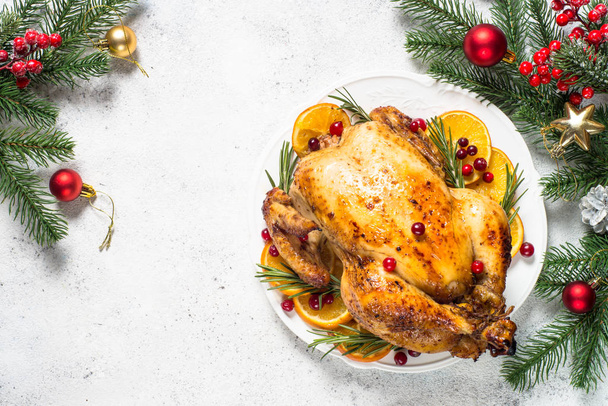 Karácsonyi csirke áfonyával, narancssárgával és rozmaringgal. Karácsonyi étel. - Fotó, kép