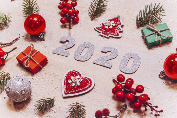 Nieuw jaar tamplate met witte houten achtergrond - Foto, afbeelding