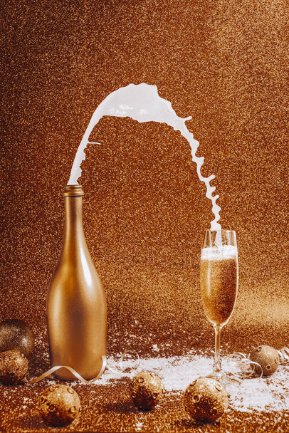 Nový rok šampaňské tampon se zlatým třpytivým pozadím - Fotografie, Obrázek