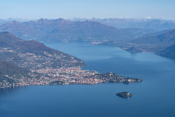 イタリアのMottarone山から見たMaggiore湖 - 写真・画像