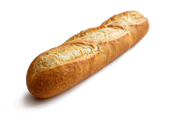 Baguete francesa feita de farinha de trigo, com crosta crocante, sobre fundo branco
 - Foto, Imagem