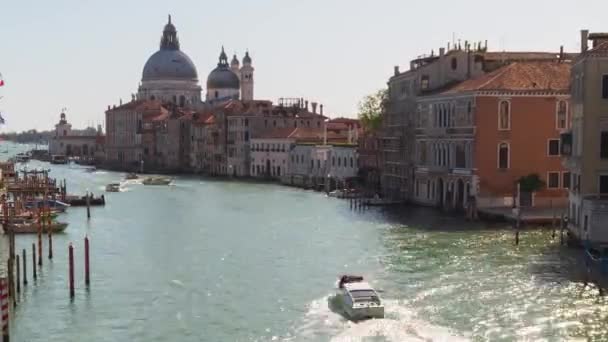 Λήξη του ορίζοντα του Μεγάλου Καναλιού της Βενετίας στην Ιταλία. Ως παγκόσμια κληρονομιά της UNESCO, η Βενετία είναι ένας σημαντικός τουριστικός προορισμός στην Ιταλία με το όμορφο τοπίο της, επίσης πολυσύχναστο λιμάνι της Ιταλίας . - Πλάνα, βίντεο