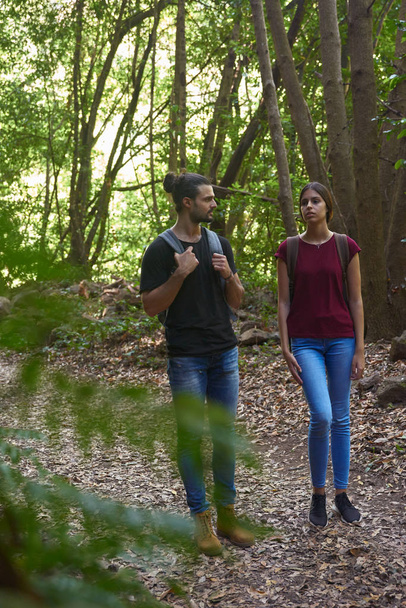 Fiatal pár sétál az erdőben - Fotó, kép