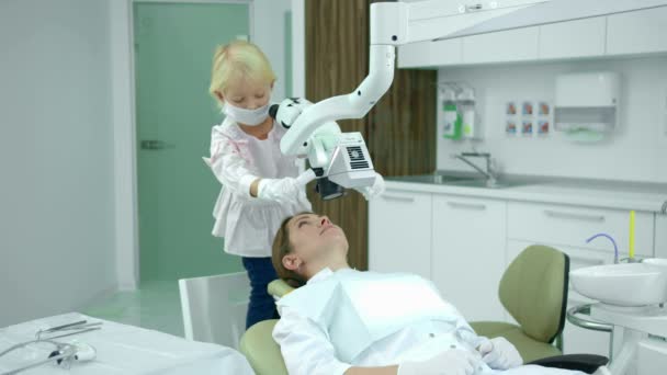klein meisje kijkt naar de tandartsen tanden - Video
