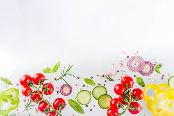 Friss zöldségek, gyógynövények és fűszerek, fehér háttér - Fotó, kép