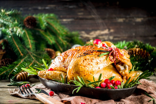 Roasted whole chicken with Christmas decoration - Foto, Imagen