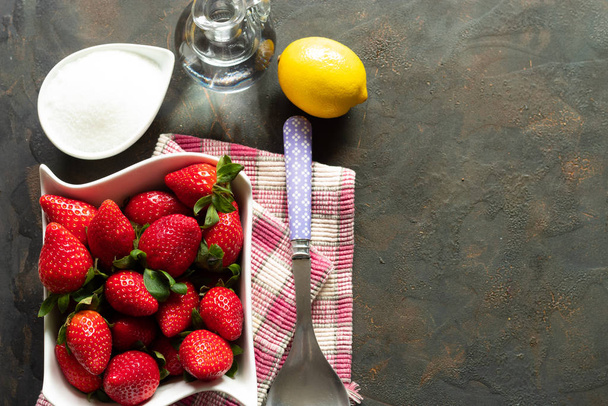 Mermelada casera y saludable de fresas frescas de temporada
 - Foto, imagen