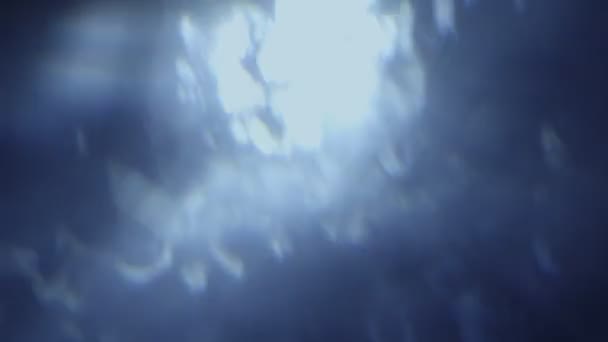 verschwommene schöne Unterwasser-Szenerie mit natürlichen Lichtstrahlen, die durch das glitzernde, sich bewegende Wasser und das Bokeh scheinen - Filmmaterial, Video