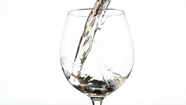 Super cámara lenta de verter vino blanco en el vaso en detalle. Filmado en cámara de cine de alta velocidad, 1000 fps - Metraje, vídeo