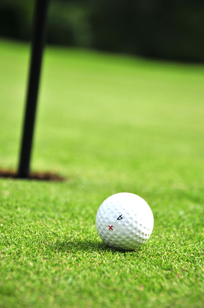 golfový míček a jamka - Fotografie, Obrázek