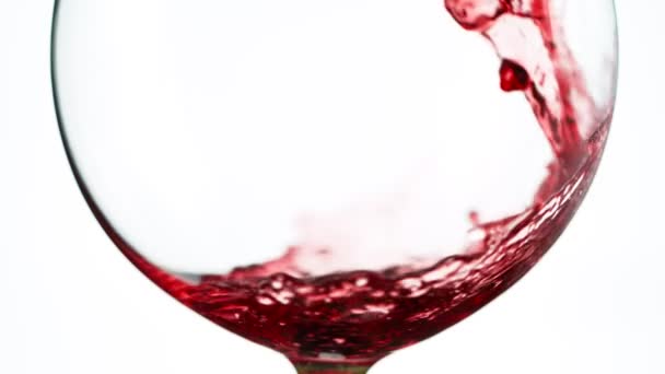 Super langzame beweging van het gieten van rode wijn in detail, geïsoleerd op witte achtergrond. Gefilmd op hoge snelheid bioscoop camera, 1000 fps - Video