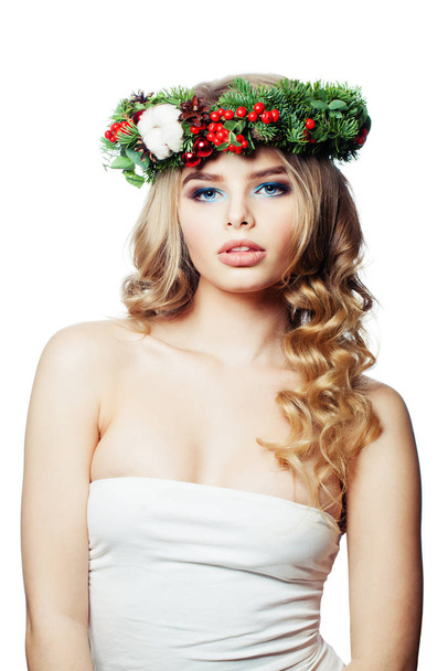 Мила молода жінка в Різдвяному коронному вінку ізольована на білому. - Фото, зображення