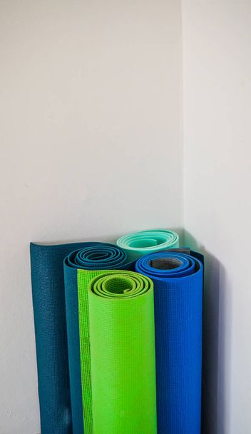 Tapetes de ioga em tons azuis
 - Foto, Imagem