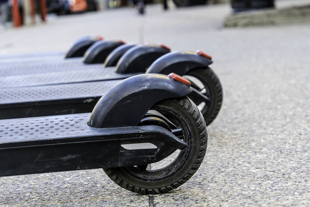Scooter elettrico ruote su un marciapiede della città
 - Foto, immagini