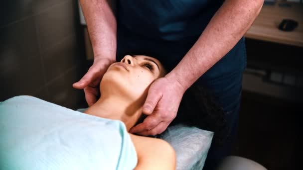 Trattamento chiropratico - lo specialista medico che fa un massaggio al collo delicato a una paziente
 - Filmati, video