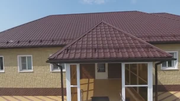 Metalden yapılmış yeni çatılı bir ev. Oluklu metal çatı ve metal çatı. Metalden yapılmış modern çatı. - Video, Çekim