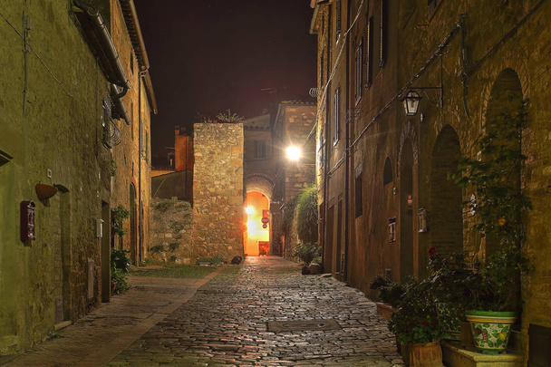 Küçük eski taşra kasabasının güzel İtalyan caddesi - Fotoğraf, Görsel
