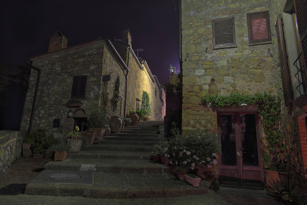 Piękna włoska ulica małego starego prowincjonalnego miasta - Zdjęcie, obraz