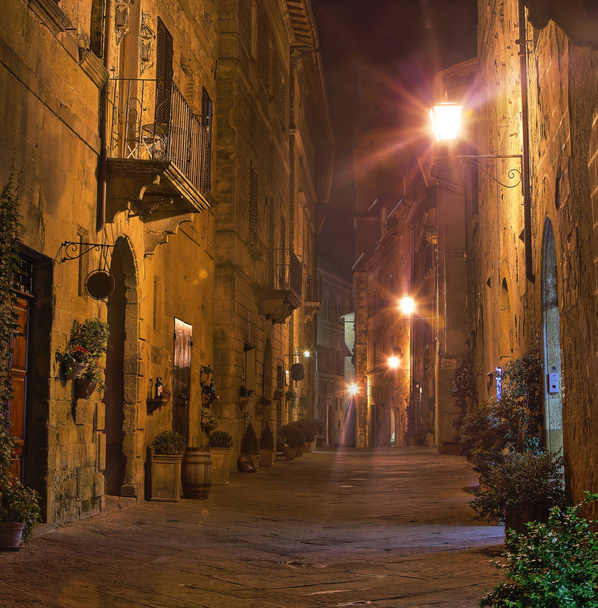 Bela rua italiana de pequena cidade provinciana velha
 - Foto, Imagem
