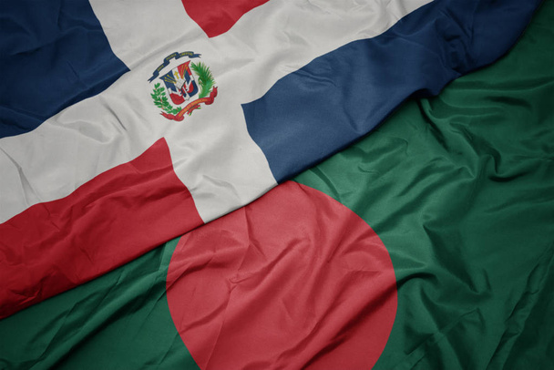 ondeando colorida bandera de bangladesh y bandera nacional de la república dominicana
. - Foto, Imagen