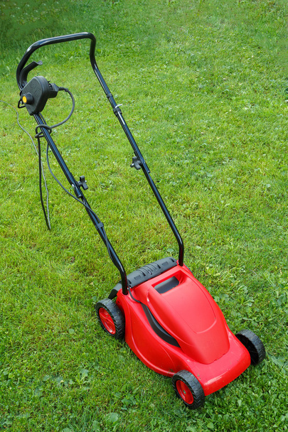 novo cortador de grama na grama verde
 - Foto, Imagem