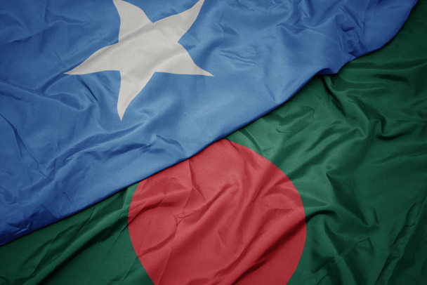 machanie barwną flagą Bangladeszu i narodową flagą Somalii. - Zdjęcie, obraz