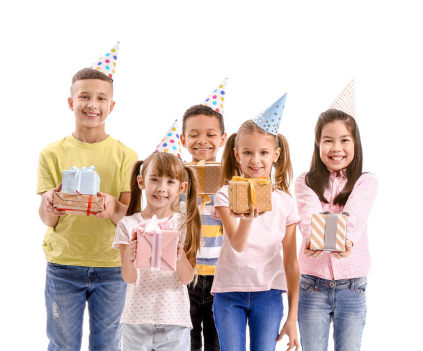 Pienet lapset, joilla on syntymäpäivä lahjoja valkoisella taustalla
 - Valokuva, kuva