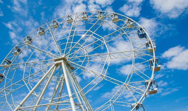 Ferris колесо розважальний парк або ярмарковий прокат складається з  - Фото, зображення