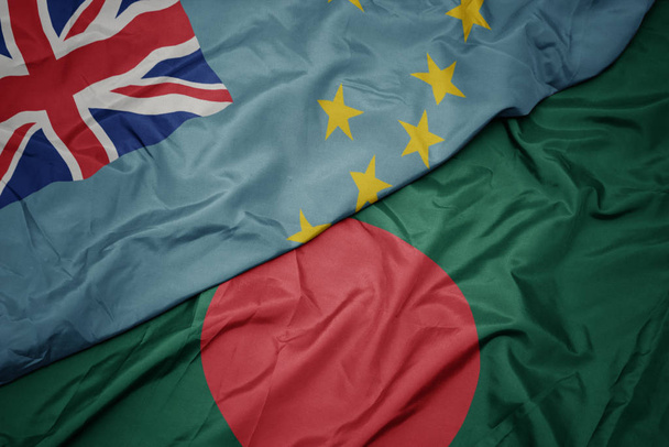 ondeando colorida bandera de bangladesh y bandera nacional de Tuvalu
 . - Foto, Imagen