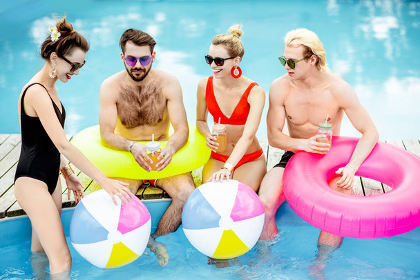 Amigos divirtiéndose en la piscina
 - Foto, Imagen