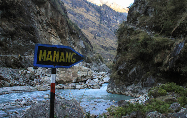 Nádherný výhled na přírodu himálajských hor v Nepálu. Nejvyšší pěší průsmyk na světě Torong La na trekkingovém kruhu kolem Annapurny. Ukazatel do vesnice Manang - Fotografie, Obrázek