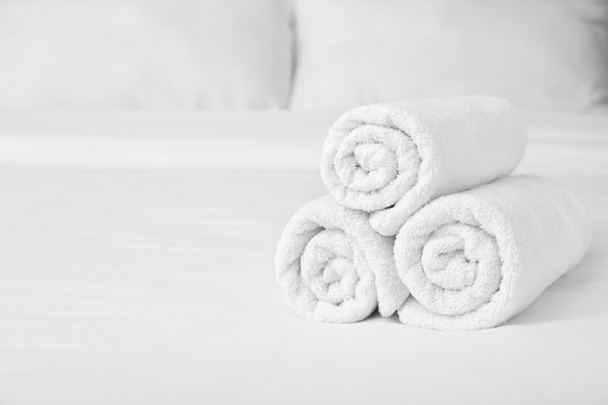 Asciugamani morbidi puliti sul letto
 - Foto, immagini