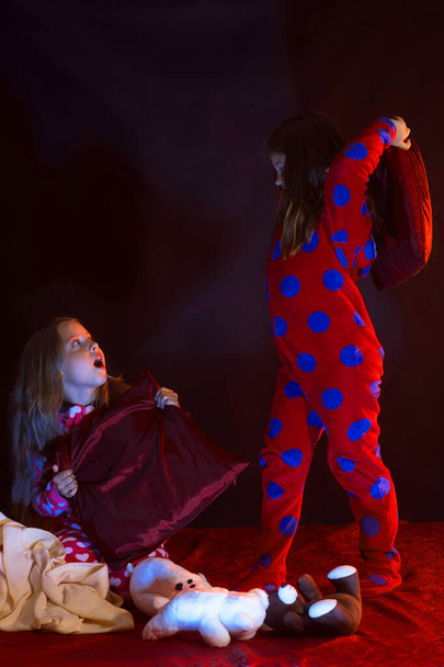 Kids in pajamas have pilllow fight, copy space - Zdjęcie, obraz