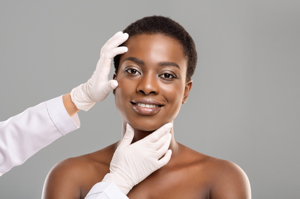 Schöne schwarze Frau lässt sich in Kosmetologie-Klinik untersuchen - Foto, Bild